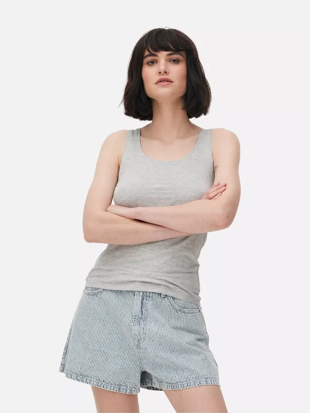Camiseta sin mangas elástica con cuello redondo