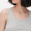 Camiseta sin mangas elástica con cuello redondo