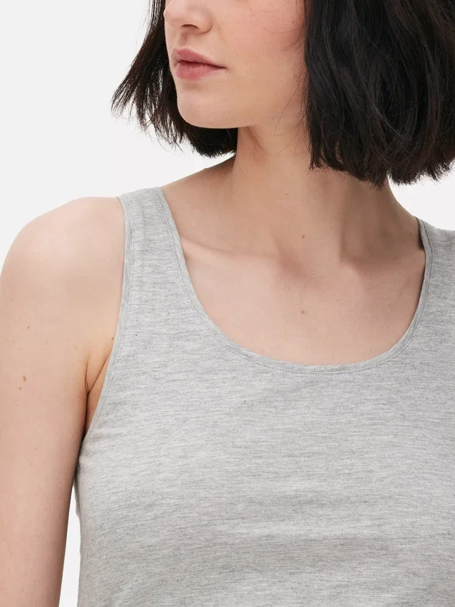 Camiseta sin mangas elástica con cuello redondo