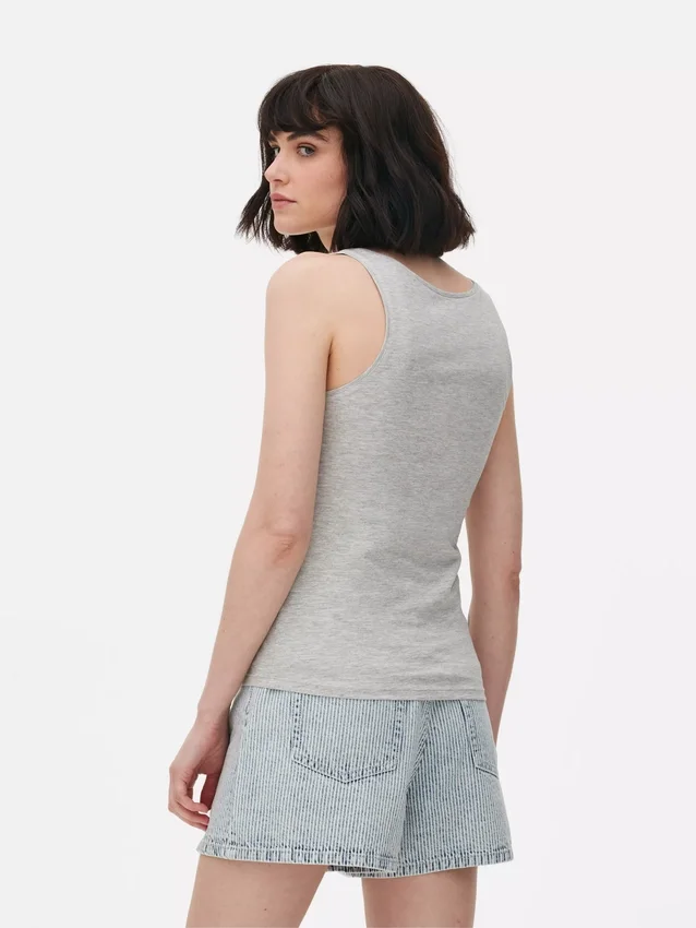 Camiseta sin mangas elástica con cuello redondo