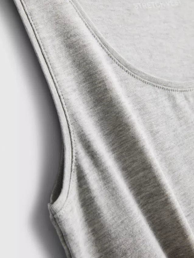Camiseta sin mangas elástica con cuello redondo