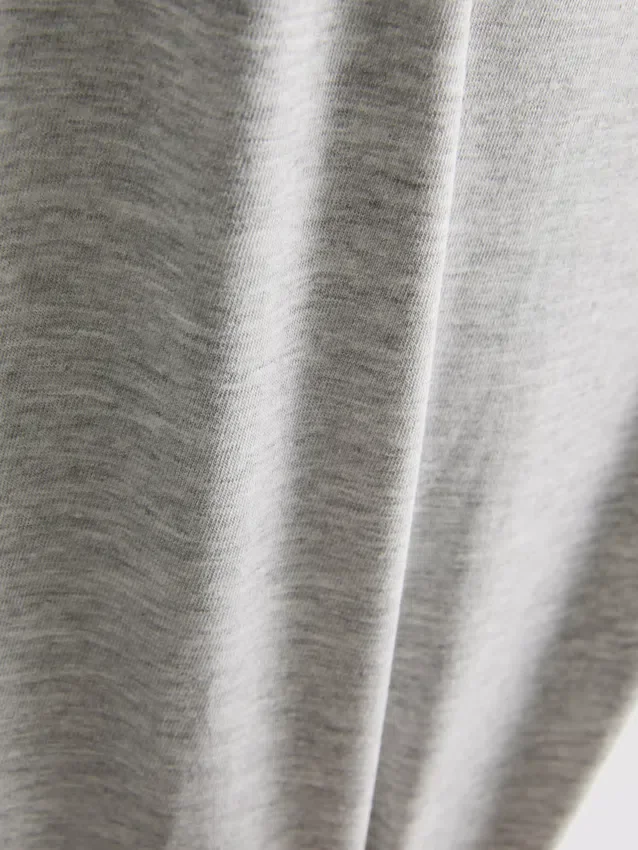 Camiseta sin mangas elástica con cuello redondo