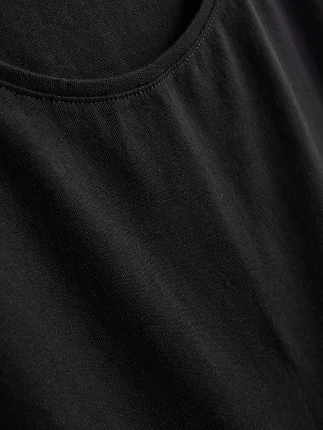 Camiseta sin mangas elástica imprescindible