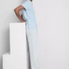 Camiseta y pijamas con pantalones a rayas
