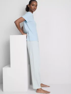 Camiseta y pijamas con pantalones a rayas