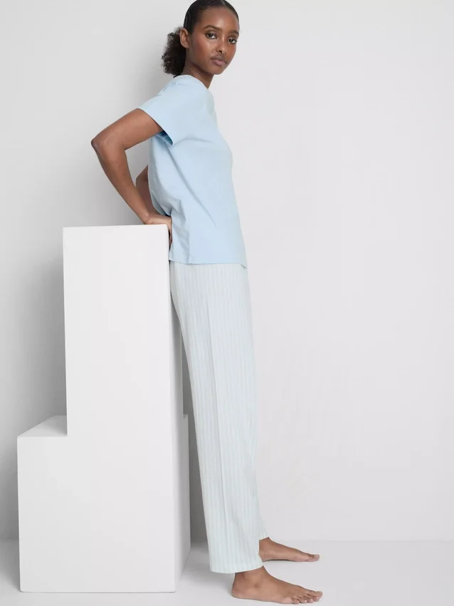 Camiseta y pijamas con pantalones a rayas