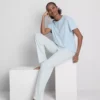 Camiseta y pijamas con pantalones a rayas