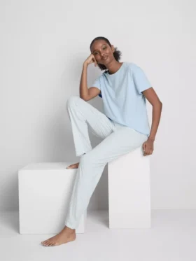 Camiseta y pijamas con pantalones a rayas