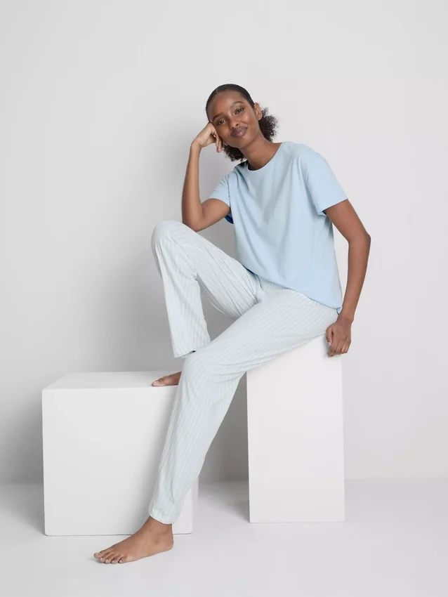 Camiseta y pijamas con pantalones a rayas