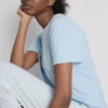 Camiseta y pijamas con pantalones a rayas