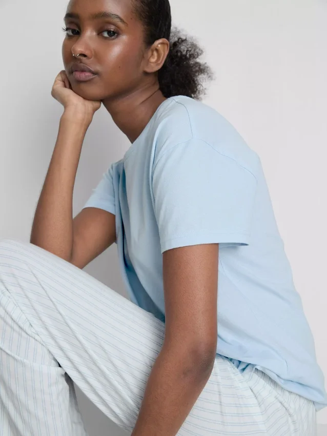 Camiseta y pijamas con pantalones a rayas