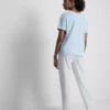 Camiseta y pijamas con pantalones a rayas
