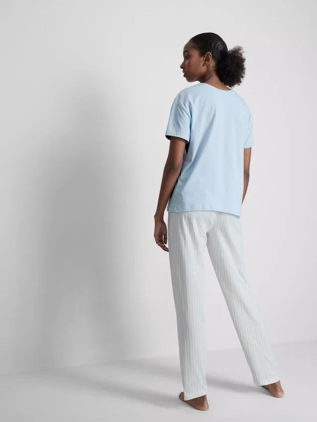 Camiseta y pijamas con pantalones a rayas