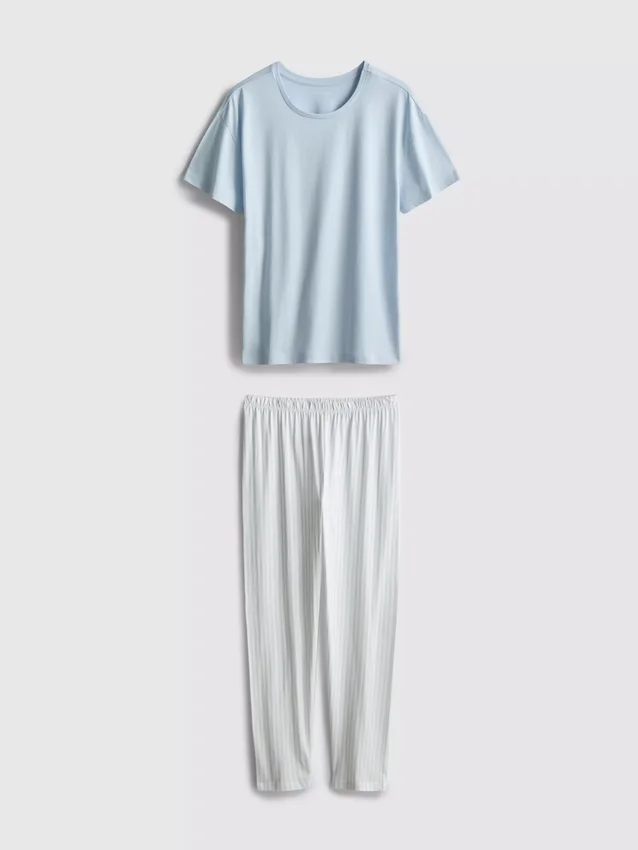 Camiseta y pijamas con pantalones a rayas
