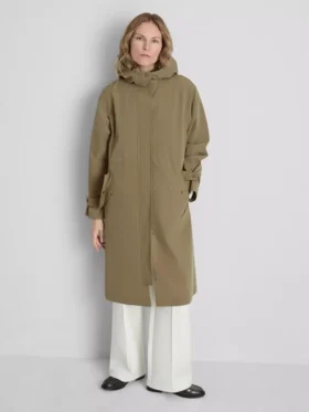 Capa impermeable larga con capucha ajustada