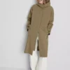 Capa impermeable larga con capucha ajustada