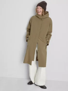 Capa impermeable larga con capucha ajustada