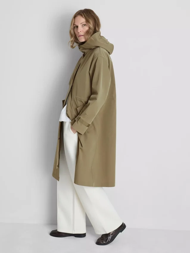 Capa impermeable larga con capucha ajustada