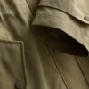 Capa impermeable larga con capucha ajustada