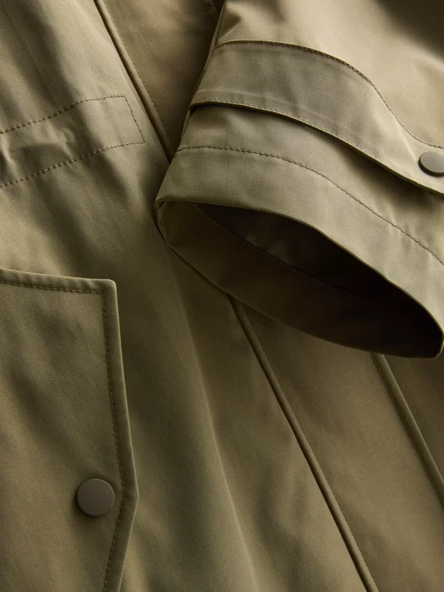 Capa impermeable larga con capucha ajustada