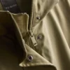 Capa impermeable larga con capucha ajustada