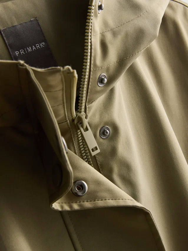 Capa impermeable larga con capucha ajustada