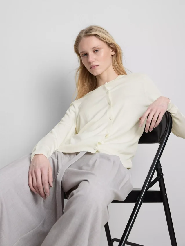 Cardigan básico de cuello redondo