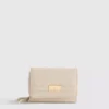 Cartera con cremallera y detalles metalizados