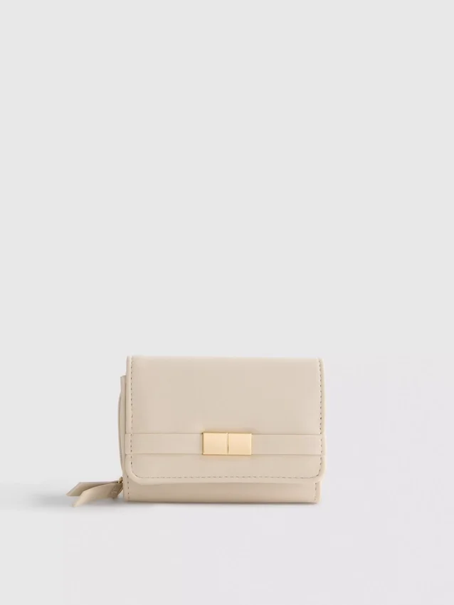 Cartera con cremallera y detalles metalizados