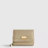 Cartera con cremallera y detalles metalizados