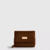 Cartera con cremallera y detalles metalizados
