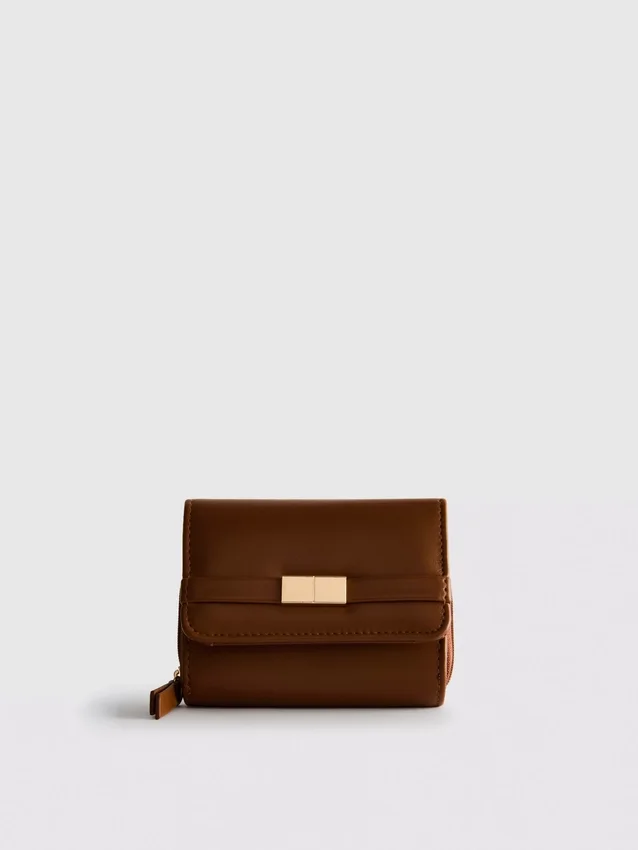 Cartera con cremallera y detalles metalizados