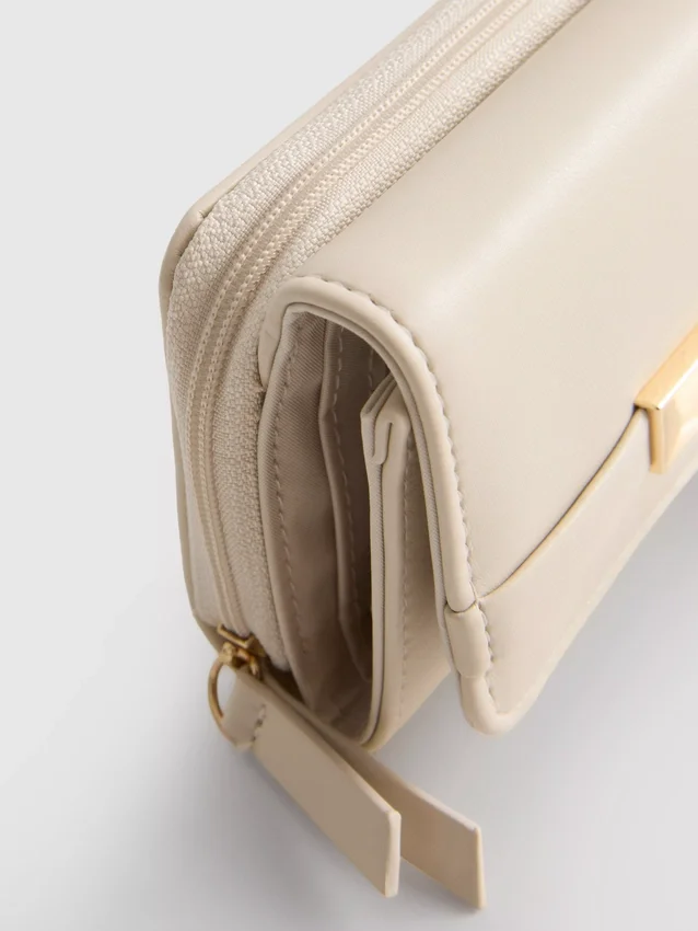 Cartera con cremallera y detalles metalizados