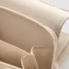 Cartera con cremallera y detalles metalizados