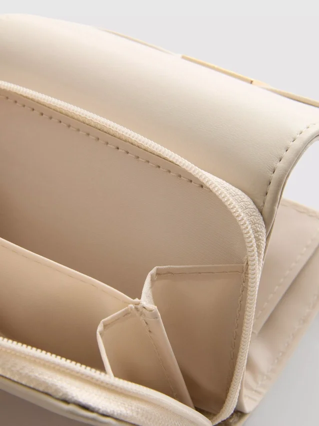 Cartera con cremallera y detalles metalizados