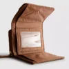 Cartera con cremallera y detalles metalizados