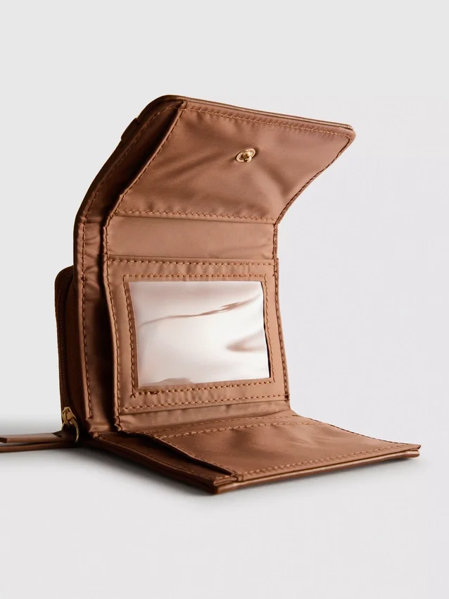 Cartera con cremallera y detalles metalizados
