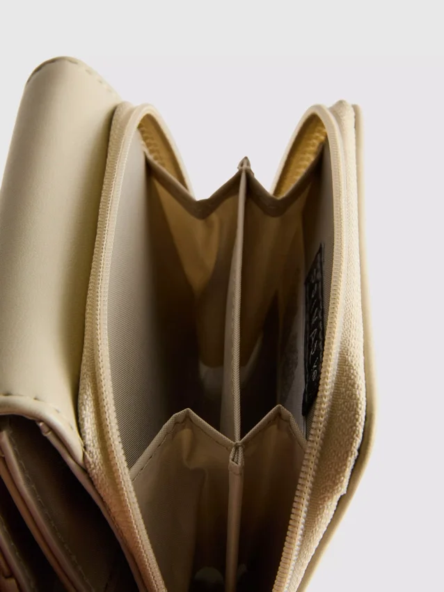 Cartera con cremallera y detalles metalizados
