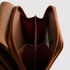 Cartera con cremallera y detalles metalizados