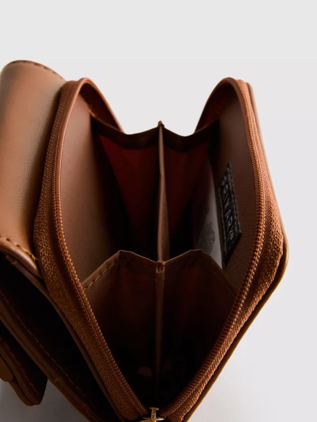 Cartera con cremallera y detalles metalizados
