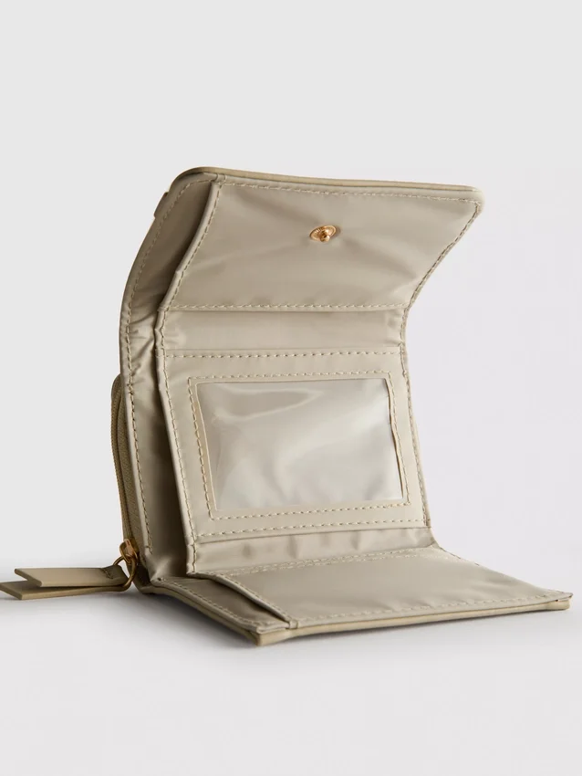 Cartera con cremallera y detalles metalizados