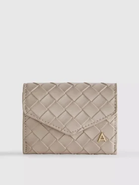 Cartera con efecto tejido e iniciales