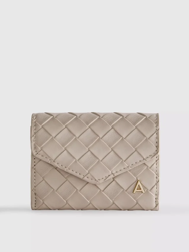 Cartera con efecto tejido e iniciales