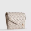 Cartera con efecto tejido e iniciales