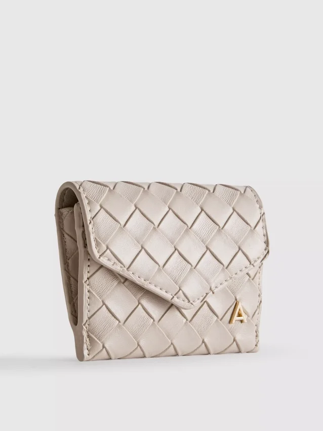 Cartera con efecto tejido e iniciales
