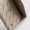 Cartera con efecto tejido e iniciales