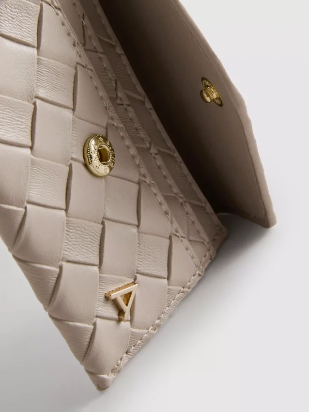 Cartera con efecto tejido e iniciales