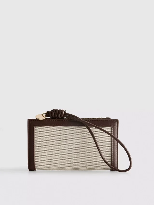 Cartera de muñeca tejida