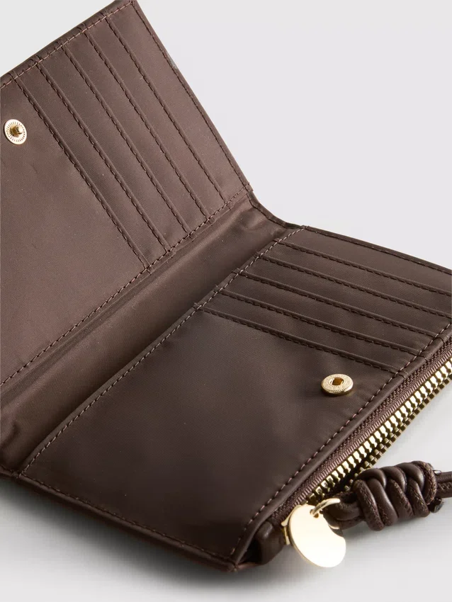 Cartera de muñeca tejida