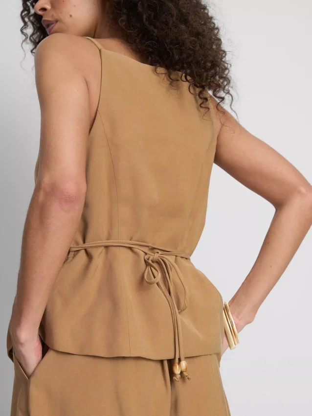 Chaleco con dobladillo tipo peplum de Paula Echevarría
